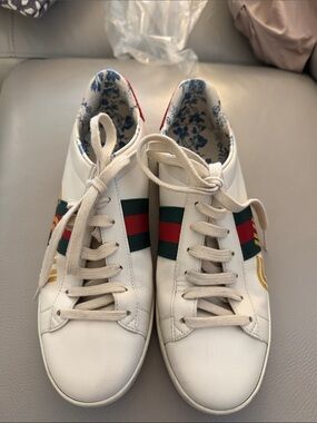 Gucci White Leather Sneakers with Red and Green Stripe and Gold Logo